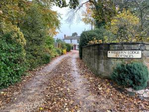 杜伦Cosy Cottage in Durham City的一条土路,上面有读博物馆宿舍区的标志