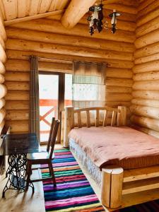 斯拉夫西克Коло Хорса的小木屋内一间卧室,配有一张床