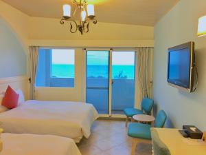 Dahan七星潭渡假饭店的酒店客房设有两张床和一台平面电视。
