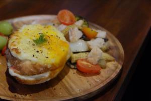 台东CoffeeLoft 咖啡工寓的鸡蛋三明治和蔬菜等食物