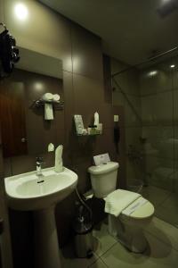 戈德亚姆Iswarya Residency的一间带水槽、卫生间和淋浴的浴室