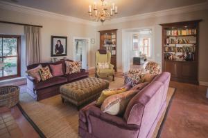 普利登堡湾Lombard Villa的带沙发和椅子的客厅以及吊灯。