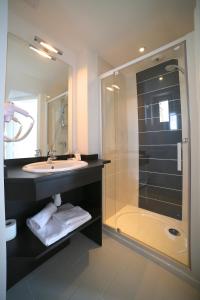 圣伊莱尔迪阿尔库厄勒里翁德奥尔酒店餐厅的一间带水槽和玻璃门淋浴的浴室