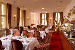 柏林柏灵普伦茨劳堡佐热霍夫酒店&公寓式酒店的一间设有白色桌椅的用餐室
