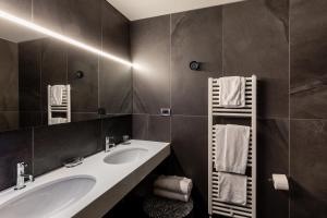 圣彼得罗-泰尔梅堡安努斯嘉皇宫酒店的一间带水槽和镜子的浴室
