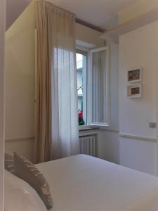 圣阿尔坎杰洛-迪罗马涅B&B Romeo的一间卧室设有一张床和一个窗口