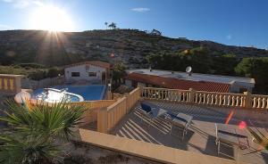 佩斯基奇Residence Olimpia的一座带游泳池和阳光的房子