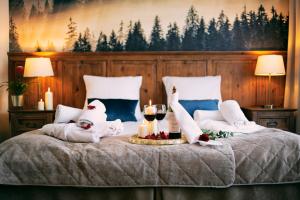 布伦纳库塔尔兹Spa加康体酒店的一张带圣诞装饰和蜡烛的床