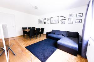 伯尔尼Armotti Apartments Friedheim的客厅配有沙发和桌子