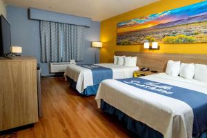 休斯顿休斯顿北戴斯套房酒店的酒店客房设有两张床和一台平面电视。