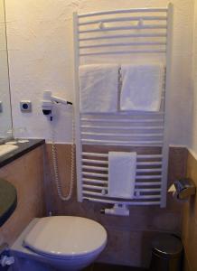 赫克斯特劳森伯格宾馆的浴室设有卫生间、水槽和毛巾