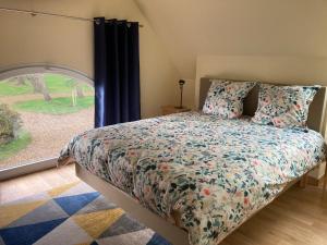 Poullan-sur-MerKerloulou的一间卧室设有一张床和一个窗口