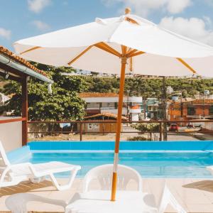 塞古罗港Hotel Sol Bahia的游泳池旁的白色遮阳伞