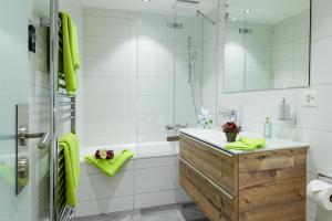 采尔马特乔利蒙特公寓酒店的带浴缸、水槽和淋浴的浴室