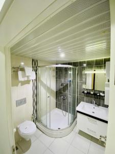 EtimesutANKARA ATLANTİK OTEL的带淋浴、卫生间和盥洗盆的浴室