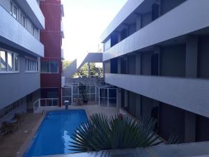 阿拉卡茹阿塔利亚公寓酒店的一座建筑物中央的游泳池