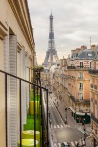 巴黎爱丽舍联合酒店的阳台享有艾菲尔铁塔的景致。