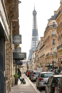 巴黎爱丽舍联合酒店的沿着埃菲尔铁塔的街道走的人