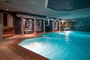 采尔马特伊甸园酒店的大楼内的大型室内游泳池
