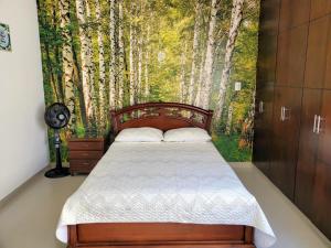 卡利Apartaestudio Arboleda del Ingenio的一间卧室配有一张带木壁床的卧室