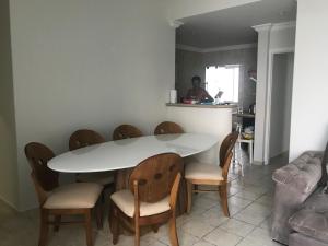 圣保罗Ap frente ao mar的一间配备有白色桌椅的用餐室