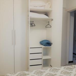 莫罗圣保罗Serena Morro的一间卧室配有一张双层床和一个衣柜
