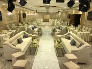 阿可贺巴SHALLY RESIDENCE 3的宴会厅配有白色的长沙发和桌椅
