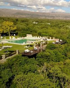 米娜克拉韦罗河景阳台别墅及酒店的享有带游泳池的度假村的空中景致