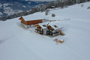 拉伊翁Platiederhof的雪中房屋的空中景观