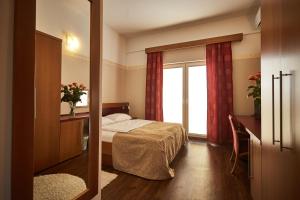 马里博尔维拉艾美酒店的酒店客房设有床和窗户。