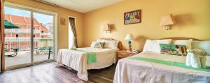 威尔伍德克拉斯特阿卡西亚海滨度假村汽车旅馆的一间带两张床的卧室和一个阳台