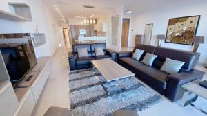 斯利马Quisisana Apartments - Cast Renting的带沙发和咖啡桌的客厅