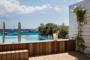 普拉迪斯亚罗斯Mykonos Dove Beachfront Hotel的海景游泳池