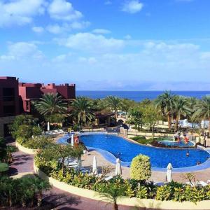 亚喀巴Gorgeous Pool View Apartment - Tala Bay Resort, Aqaba的享有度假村游泳池的景致