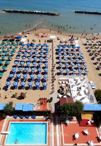 蒙特西尔瓦诺海滨长廊酒店的享有海滩上方的遮阳伞和游泳池美景