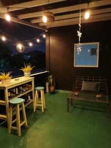 图斯特拉古铁雷斯La Terraza的配有桌子、长凳和凳子的房间
