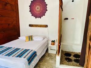 巴卡拉尔El Búho Glamping Bacalar的一间卧室配有两张床和镜子