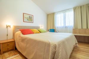 法扎纳Belvedere的一间卧室设有一张大床和一个窗户。