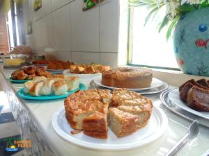 卡姆布库Pousada Sunrise Beach的各种蛋糕和糕点的自助餐