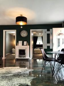 锡比乌VERACI Apartments的客厅设有绿色的墙壁和桌椅