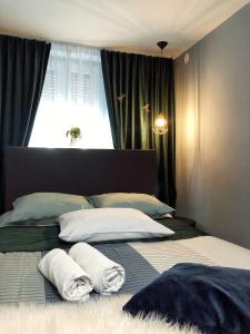 VERACI Apartments客房内的一张或多张床位