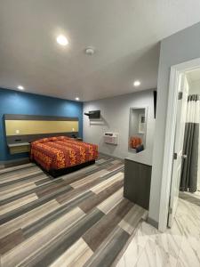 英格尔伍德洛杉矶 - 洛杉矶机场卡萨贝尔汽车旅馆的一间卧室设有一张床和蓝色的墙壁