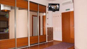 乌日霍罗德全景城市酒店的更衣室设有镜子和墙上的电视