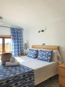 柳奇马约尔Eco Finca Sa Font Blava的一间卧室配有一张带蓝色和白色枕头的床