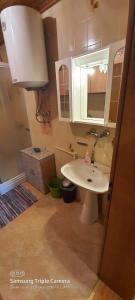 洛雷茨卡Apartment Summer Nest的一间带水槽和镜子的浴室