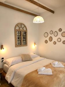伏罗拉Foleza - Bed and breakfast的一间卧室配有两张床和吊灯。