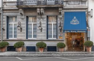 布鲁塞尔马诺斯斯特凡妮酒店的建筑前方有蓝色标志的商店