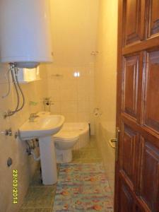 扎布利亚克萨拉公寓的浴室配有盥洗盆、卫生间和浴缸。
