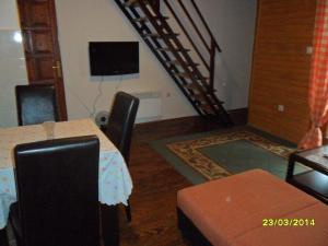 扎布利亚克萨拉公寓的配有桌椅和楼梯的房间