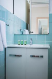 奥兰治Kite Street Units的浴室设有白色水槽和镜子
